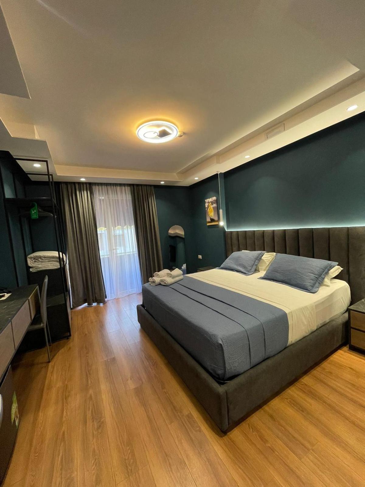 Peaky Hotel Durrës Exteriör bild